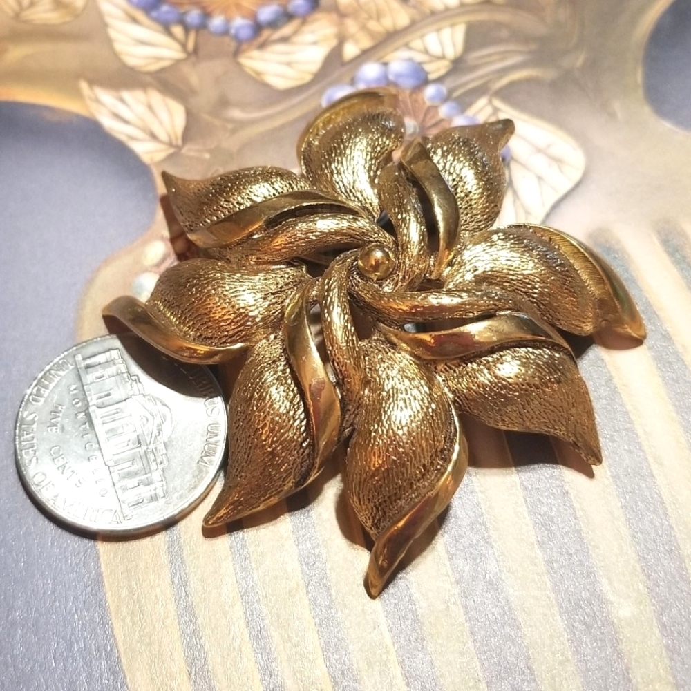 Oscar de la Renta Heavily Gold Plated Brooch